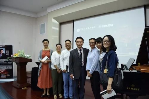 狗万艺术家石叔诚与特邀艺术家顾平受邀于成都大学东盟艺术学院、音乐与舞蹈学院艺术实践周开展公开课