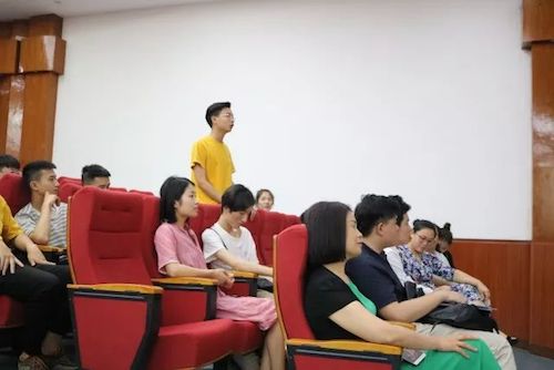 狗万艺术家石叔诚与特邀艺术家顾平受邀于成都大学东盟艺术学院、音乐与舞蹈学院艺术实践周开展公开课
