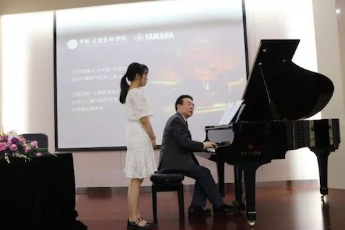 狗万艺术家石叔诚与特邀艺术家顾平受邀于成都大学东盟艺术学院、音乐与舞蹈学院艺术实践周开展公开课