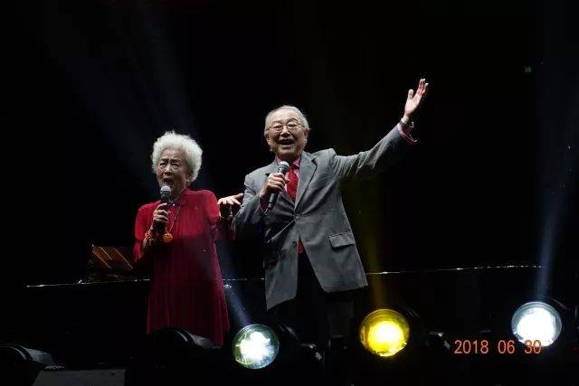 歌声悠扬，唱出时代记忆，琴声悦耳，奏响希望乐章 <br> 2018“我爱你中国?纪念改革开放40周年”经典歌曲上海演唱会圆满落幕