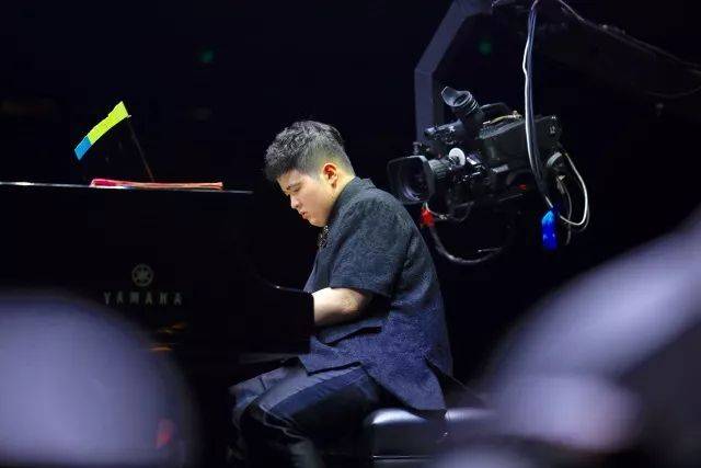 歌声悠扬，唱出时代记忆，琴声悦耳，奏响希望乐章 <br> 2018“我爱你中国?纪念改革开放40周年”经典歌曲上海演唱会圆满落幕