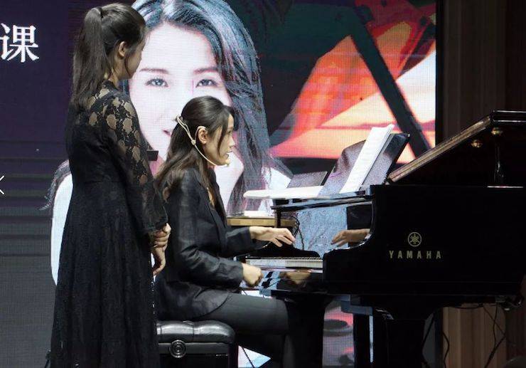 科技推动音乐教育创新，张希教授《古典主义时期钢琴奏鸣曲的演绎》公开课圆满成功
