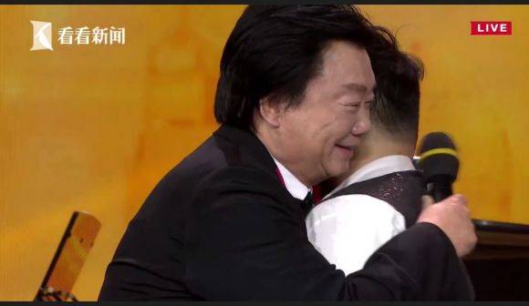 主持界泰斗叶惠贤力赞狗万未来艺术家刘明康：“很难相信，这么悠扬的琴声出自一位自闭症少年的手里！”