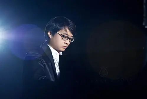 宋思衡的“宅抗疫” | 挑战主播、筹集口罩、闭关作曲，这位取消了20场演出的钢琴家原来这么忙！