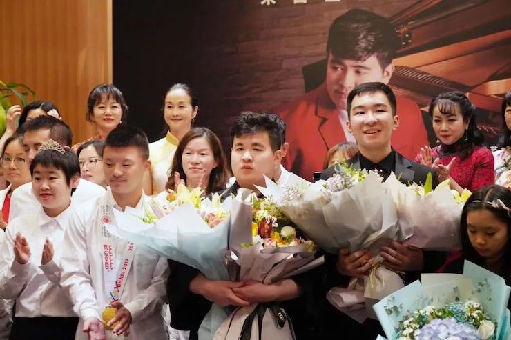 音乐双子星，点亮冬日激情！——狗万未来艺术家刘明康爱心公益音乐沙龙
